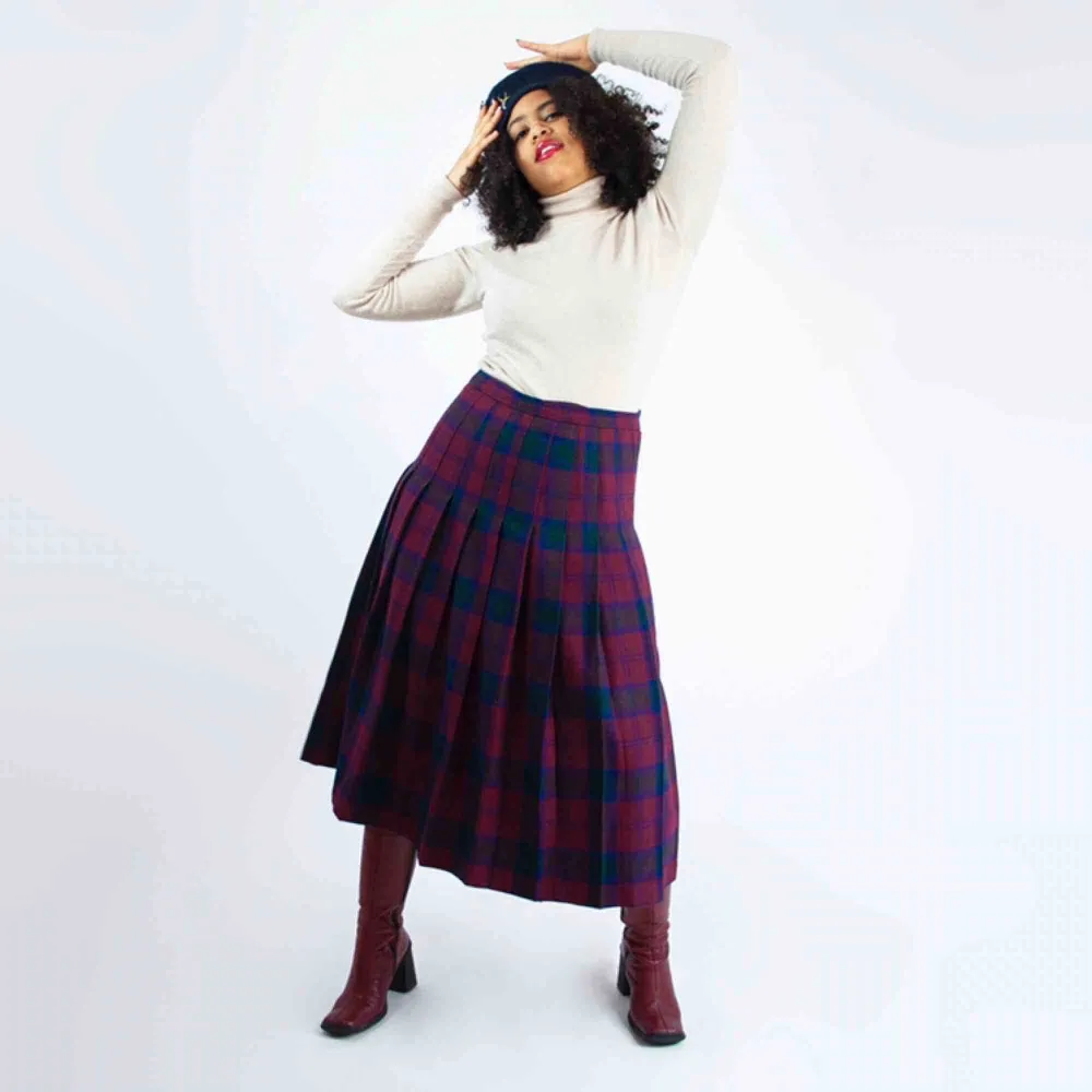 Vintage 70s wool pleated plaid midi skirt in maroon Label missing, fits best S-M Model: 161/ S (a bit loose on her) Measurements (flat): length: 76 waist: 38 Price is final! Free shipping! Ask for the full description! No returns!. Kjolar.