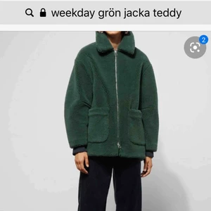  - Grön teddy jacka ifrån weekday! Köpt förra vintern. Är i bra skick och är varm på vintern. Säljer för 300 kr, kan fraktas men kan även mötas upp i lund / Malmö 💥 storlek S