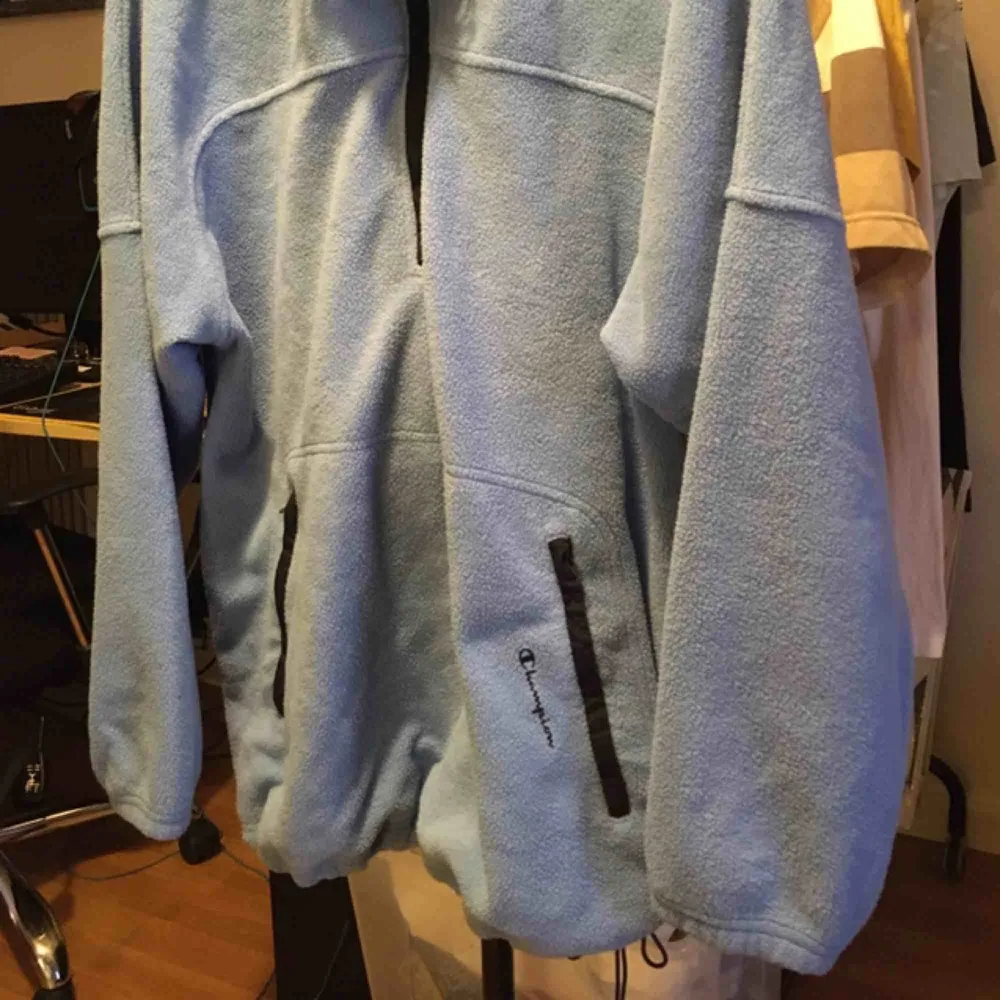 Champion fleece. Den är köpt på thrift shop, så vet inte hur gammal den är. Den är i väldigt fint skick, skulle säga 8.5/10. Storlek Large men passar även en större medium.  Kan frakta eller mötas upp i Umeå.. Hoodies.