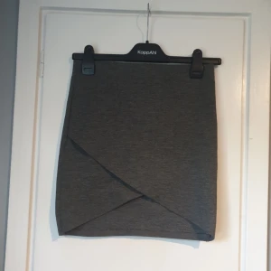  - En kjol med en slits.