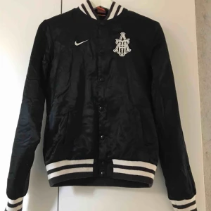  - Jättefin silkesjacka från Nike. Köpt här på Plick men den är tyvärr för liten för mig. Har normalt strl S. Köparen står för frakt.