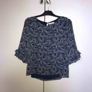  - Säljer en blåvit blus med fint mönster i mkt fint skick. I strl xs men skulle säga att den även passar en S. Från märket 365. 