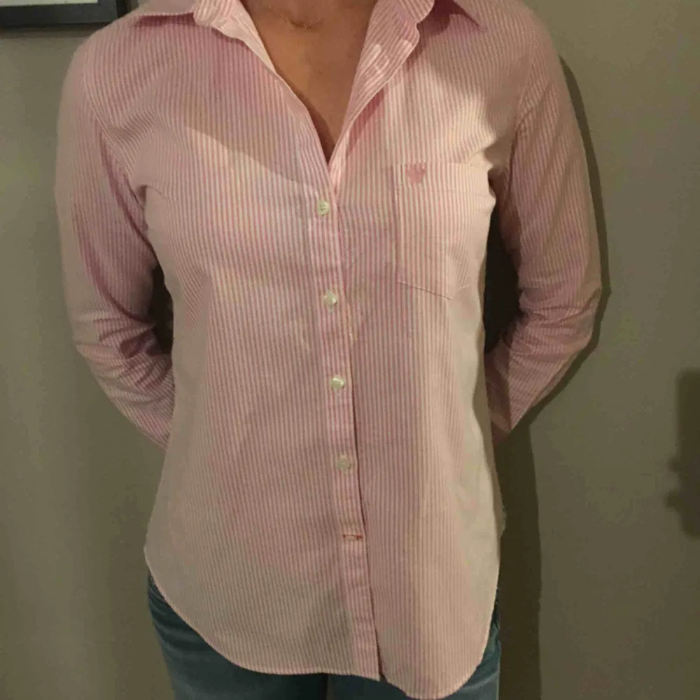 Snygg stilren rosa och vit randig skjorta från Morris Lady. Nypris 1399:-. Skjortor.