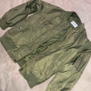  - Bomber jacka i storlek xs, i väldigt bra skikt 