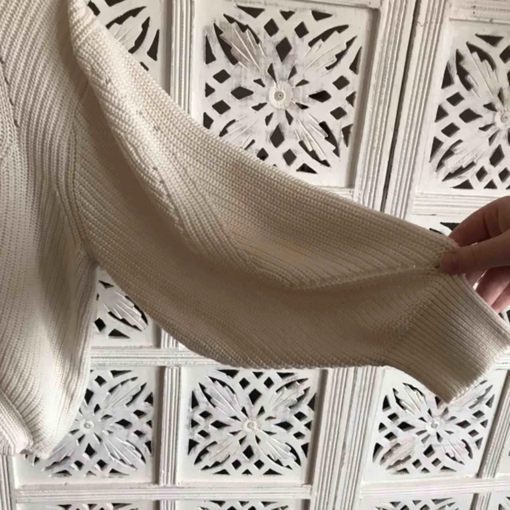 Vanilj vit oversize tröja från H&M. Mjukt material. . Tröjor & Koftor.