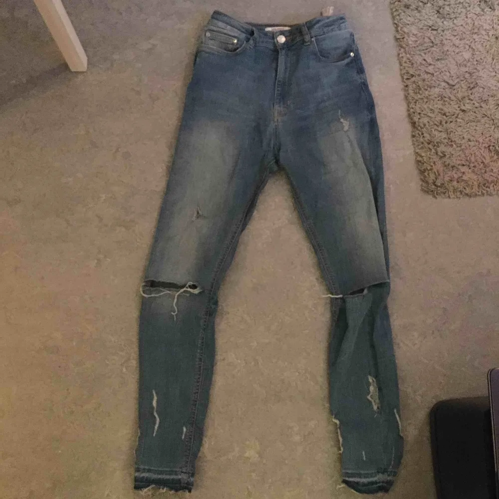Höga jeans med hål från zara. De är stretchiga i tyget och väldigt sköna att ha på sig. . Jeans & Byxor.