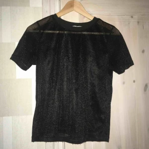  - Fin svart glittertröja använd en gång. Lätt genomskinlig. Strl xs passar s. 