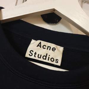 Acne studios tröja strl. S. Mörkblå. Tjockt jerseymaterial. Fint skick, knappt använd. Sitter bra på mig som är strl. 36.