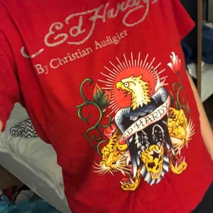  - Röd Ed Hardy t-shirt, 