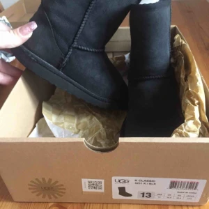  - Äkta uggs i strl 30!! Fint använt skick!! Använda 3mån!! 