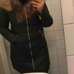  - Rock & Blue vinterjacka, använd 1 säsong men är använd sparsamt då den är väldigt fin & ser inte alls sliten ut. Säljer pga för stor för mig denna vinter (gammal bild). Köpt för ca 2500 men säljes för 1000 kr + frakt 🥰