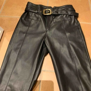  - Ett par superfina skinnbyxor från med lite flare modell nertill. Använts en gång så in väldigt bra skick. Går även att ta bort skärpet