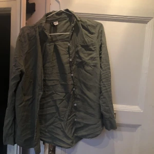  - Militärgrön blus/ skjorta från hm🌼 