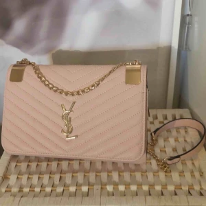  - Väska i bra material och nyskick. Med guldkedja och gulddetaljer. Saint Laurent kopia  