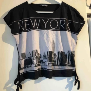  - En t-shirt, från Lindex! Nästan aldrig använd! Skickas ej!💗