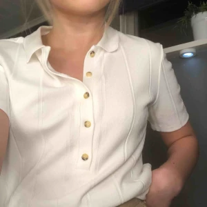  - Fin piké med knappar, aldrig använd och är som ny! Köpare står för frakt