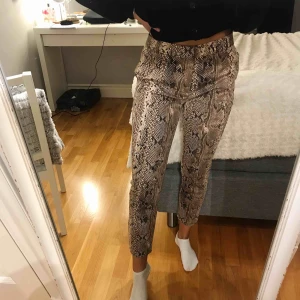  - Snakemönstrade kostymbyxor från stradivarius köpta i Hongkong. Endast använda ett fåtal gånger och i väldigt fint skick. Köparen står för frakt!