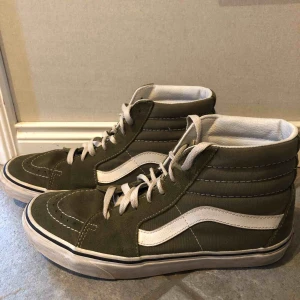  - Olivgröna skor från vans. Köpta på junkyard. Man ser att dom är använda men är ändå i fint skick.  Frakt 60kr