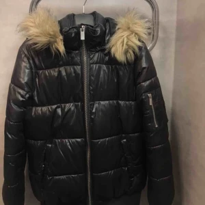  - En oanvänd tjock vinterjacka! Kan skicka mer bilder vid behöv.