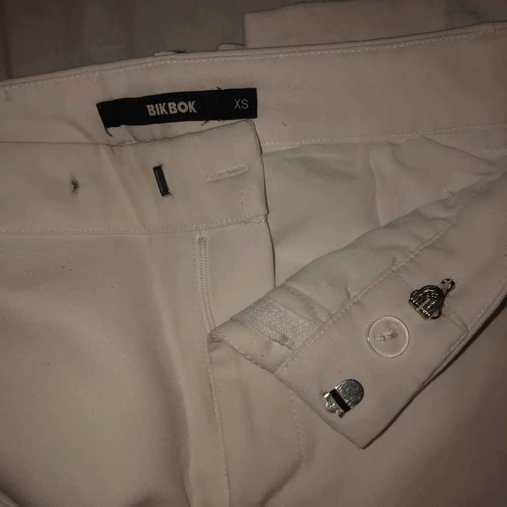 Vita utsvängda kostymbyxor från Bikbok⭐️ har sytt dit en till knapp så man kan sätta dom hårdare i midjan (se bild 3)💙 dom sitter som en smäck👌. Jeans & Byxor.