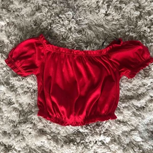  - Fin röd topp från hm storlek 34 aldrig använd 