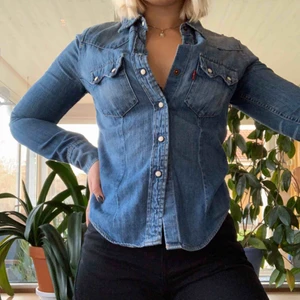  - Fin och äkta Levis jeansskjorta💘 nypris 600kr säljer för 149kr + frakt. Vill bli av med snabbt så tar emot bud oxå😋