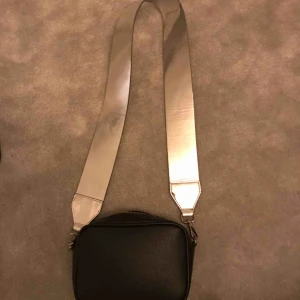  - Hej jag säljer en väska från hm och ett band från Carin Wester originalpris på väskan är 179kr tror jag och bandet 99kr🌈köparen står för frakten 