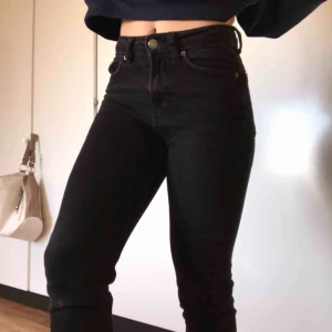  - Superfina mom jeans från Bershka! Säljer dem då de inte passar mig längre, annars är de i bra skick! 🥰 