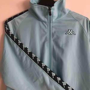 Oanvänd Kappa zip-hoodie i superfin ljusblå färg.  Kan mötas upp i Stockholm eller frakta men du står isf för frakten!🙌🏼