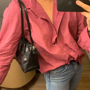  - 💞⚡️aldrig använd pga passar inte alls i färgen. Sitter superfint och har snygg detaljer på ärmarna. Frakt ingår ej, möts gärna upp i Stockholm  