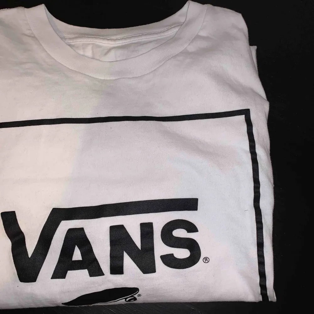En snygg T-shirt från Vans i storlek S. Kan mötas upp i Falun eller skickas mot frakt . T-shirts.