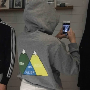  - Skitcool zip-up hoodie från Poler med motiv bak och fram till! Frakt på 40kr tillkommer :) 