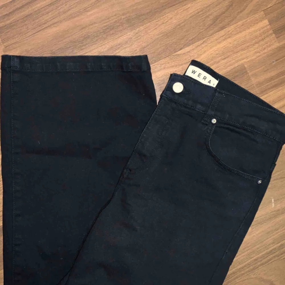 Supersnygga svarta ”flaire”-jeans 600kr nypris Aldrig använda, säljer pga för små  Högmidjade, vida ben  Köpare står för frakt, kan även mötas upp i stockholm. Jeans & Byxor.