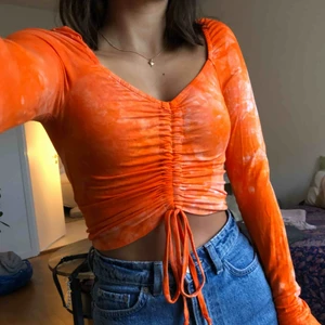 Långärmad tiedye tröja - Skitsnygg tröja som sitter på super fint🍊🧡 använd 1 gång:)