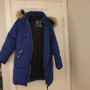  - Jötwfin jacka från river island, kommit aldrig i använd och är i ett super bra skick!, väldigt varm och skön till vintern. Köpte för 1000 kr.