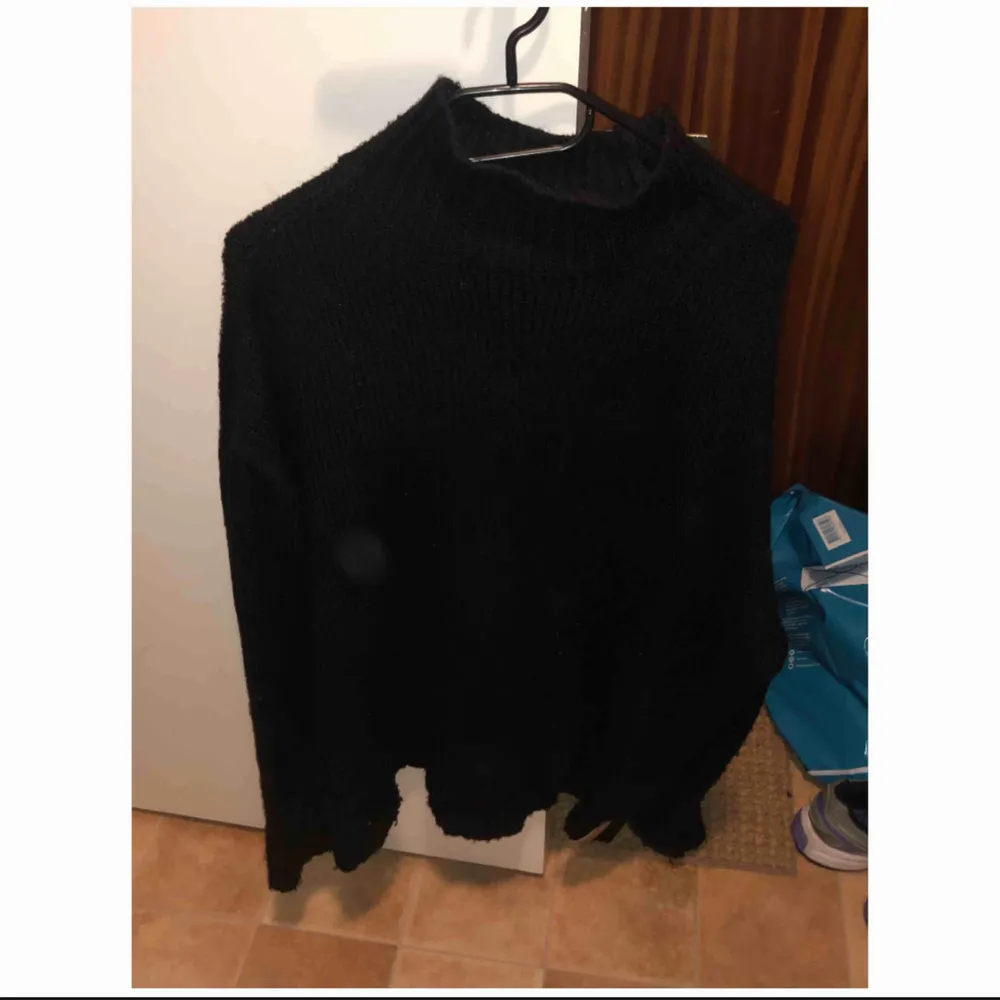 Enkel stickad tröja från lager 157, köpt i våras 2019. Frakt på 50kr tillkommer🌸. Stickat.