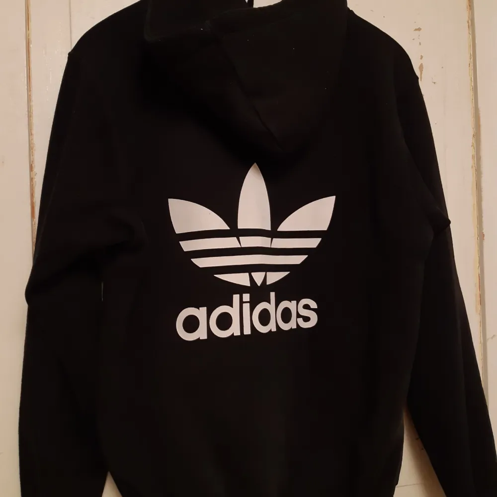 Fake Adidas köpt i Grekland. Den gör jobbet, är varm och skön och är i gott skick. Den är lite kort på mig (när den är stängd) och lite smal i handlederna så säljer den därför. Jag är 165 lång och har vanligen str 36/s/m Pris kan självklart diskuteras . Hoodies.