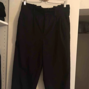  - Fina, svarta paperbagbyxor från H&M. Fint skick. Frakt tillkommer.