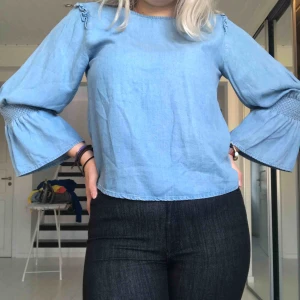  - Denim blus med volanger på axlarna och vida armar kontakta mig om frakt samt annan information❤️❤️