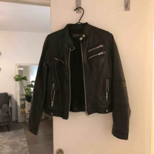  - Snygg skinnjacka som tyvärr inte kommit till användning så den förtjänar en bättre ägare !   Som ny!  (Nypris 2000kr)  