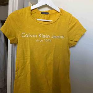 Skitsnygg somrig gul Calvin Klein t-shirt. Sitter ganska tajt och snyggt, säljer då det inte är min stil längre (: