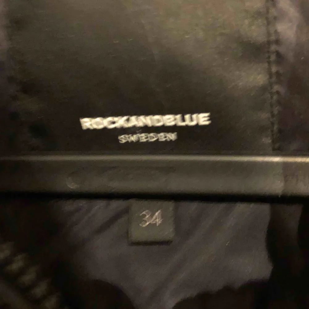 Skön vinterjacka så gott som oanvänd, helt i nyskick!   Rockandblue, nypris 2200kr. Jackor.