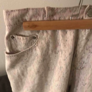  - Jätte bygga vita jeans, typ aldrig andvända och säljer pga för stora😥