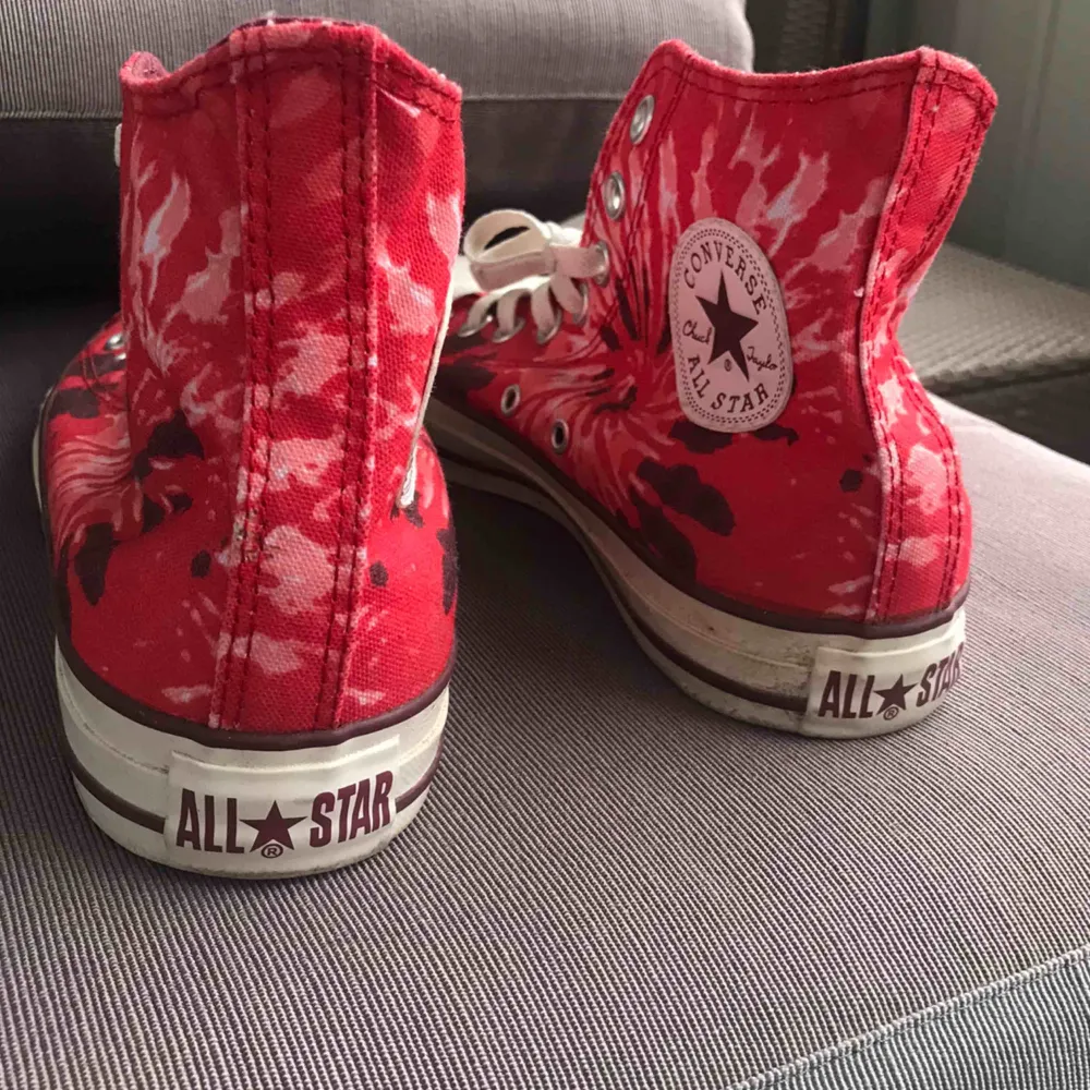 Super Unika höga converse köpta i USA. Real secondhand i fint skick. Jag tar swishbetalning (+50kr för frakt) 😊. Kengät.