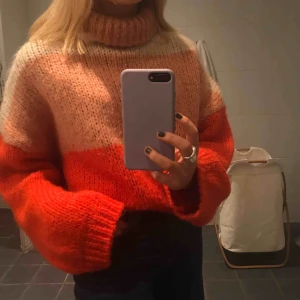  - Rosa,röd och vit stickad tröja med polo krage ifrån chiquelle. Köpt för 500kr Är i väldigt bra skick