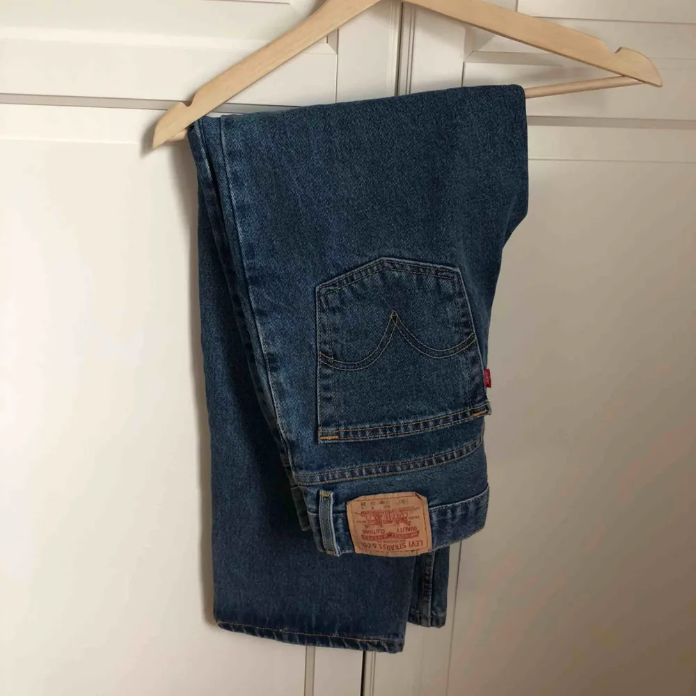 Ett par Levi’s jeans, 550 relaxed fit, 28x28. Säljer pga att de är något små för mig💘. Jeans & Byxor.