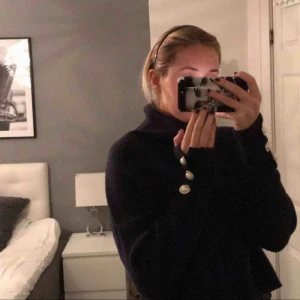  - Lyxig polotröja från Zara. Aldrig använd pga av inte min stil. Köpte för 700kr. Passar på dig med M också. Hör av dig!