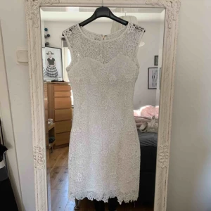  - Student eller skolavslutningsklänning från Dry Lake!!! Verkligen drömmig, köpte för över tusenlappen och endast använd 1 gång!🌷🌷 köp nu för 350kr+63 spårbar frakt 🌝