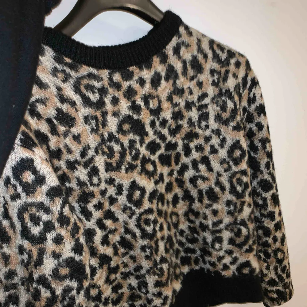 Fin leopard tröja från Cubus. . Tröjor & Koftor.