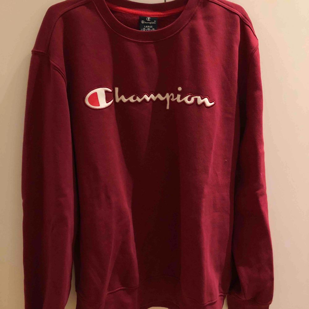 Mysig och cool sweatshirt från champion i storlek L, inköpt för ca 1 år sen, den är varm och mysig men även väldigt oversized. Köparen står för frakt. Huvtröjor & Träningströjor.